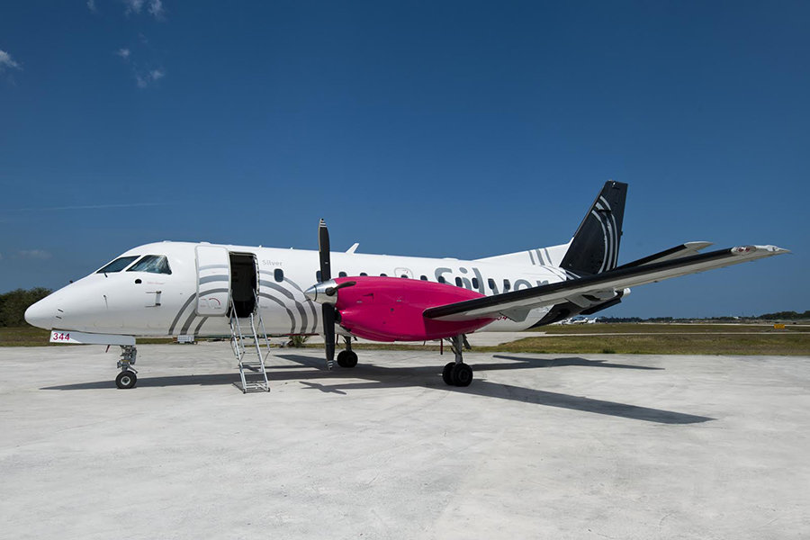 Silver_Airways_Twin_Otter_on base