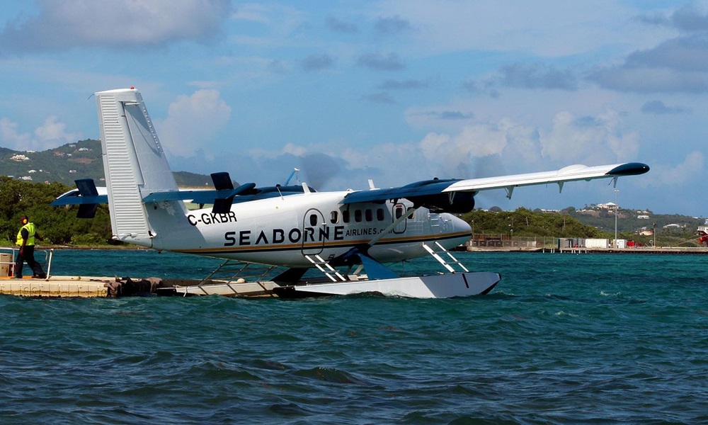 Silver_Airways_Twin_Otter_on_base Silver_Airways_Twin_Otter_on base